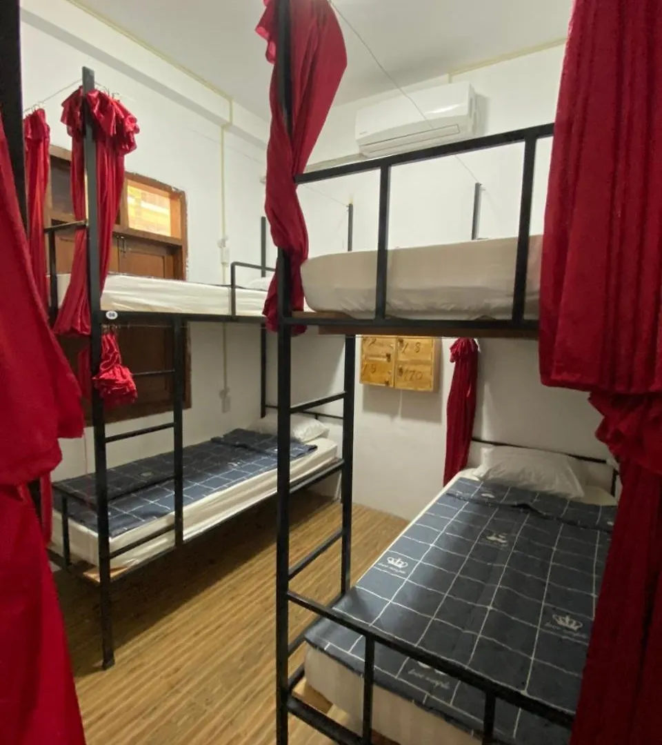 Aurora Backpackers Hostel Λουάνγκ Πραμπάνγκ